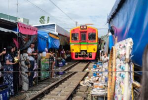 曼谷美功鐵道市場,菜市場鐵路火車之旅