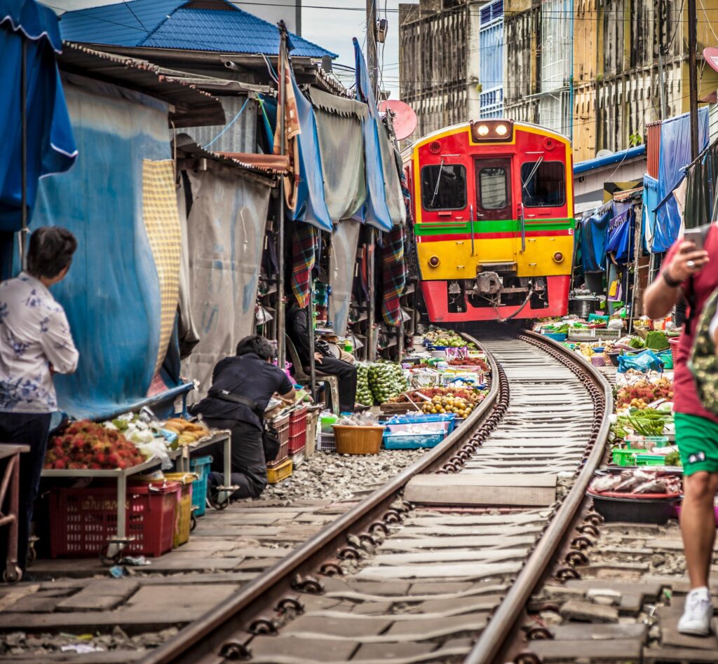 曼谷美功鐵道市場