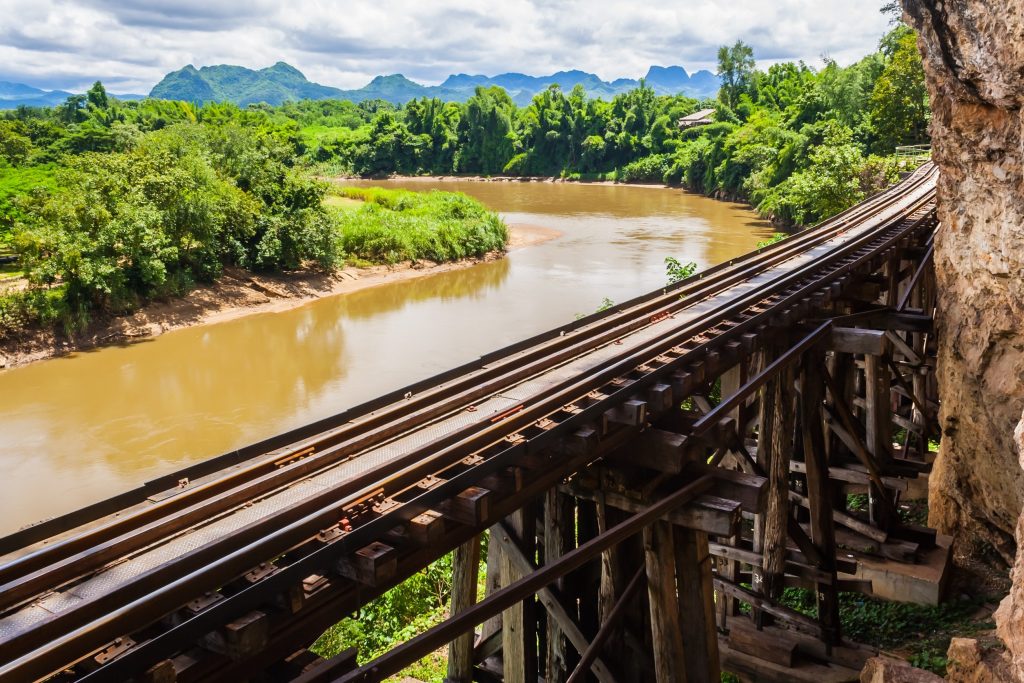 泰國北碧府死亡鐵路：驚險與美景並存的Tham Krasae Bridge