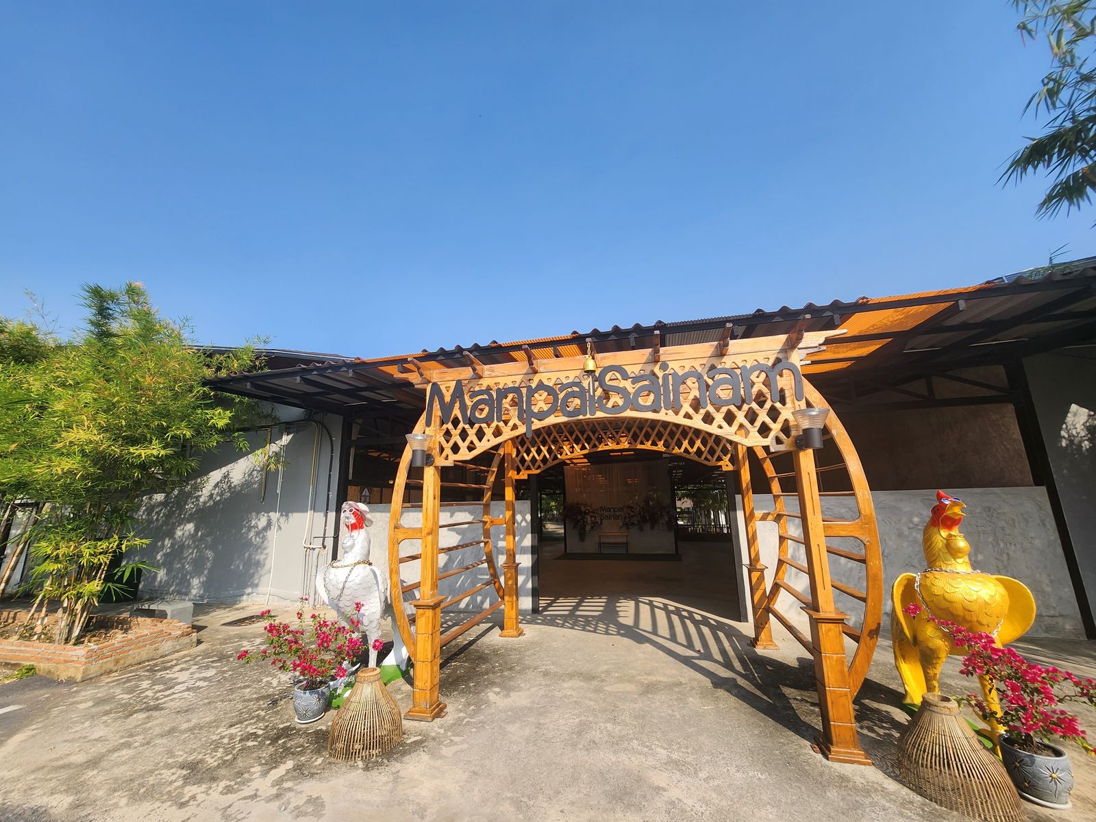 Manpai Sainam Cafe 竹編入口與公雞裝飾