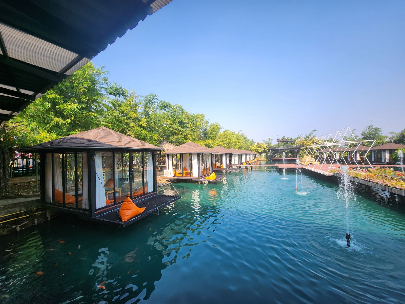 Manpai Sainam Cafe 水池及環湖獨棟包廂全景