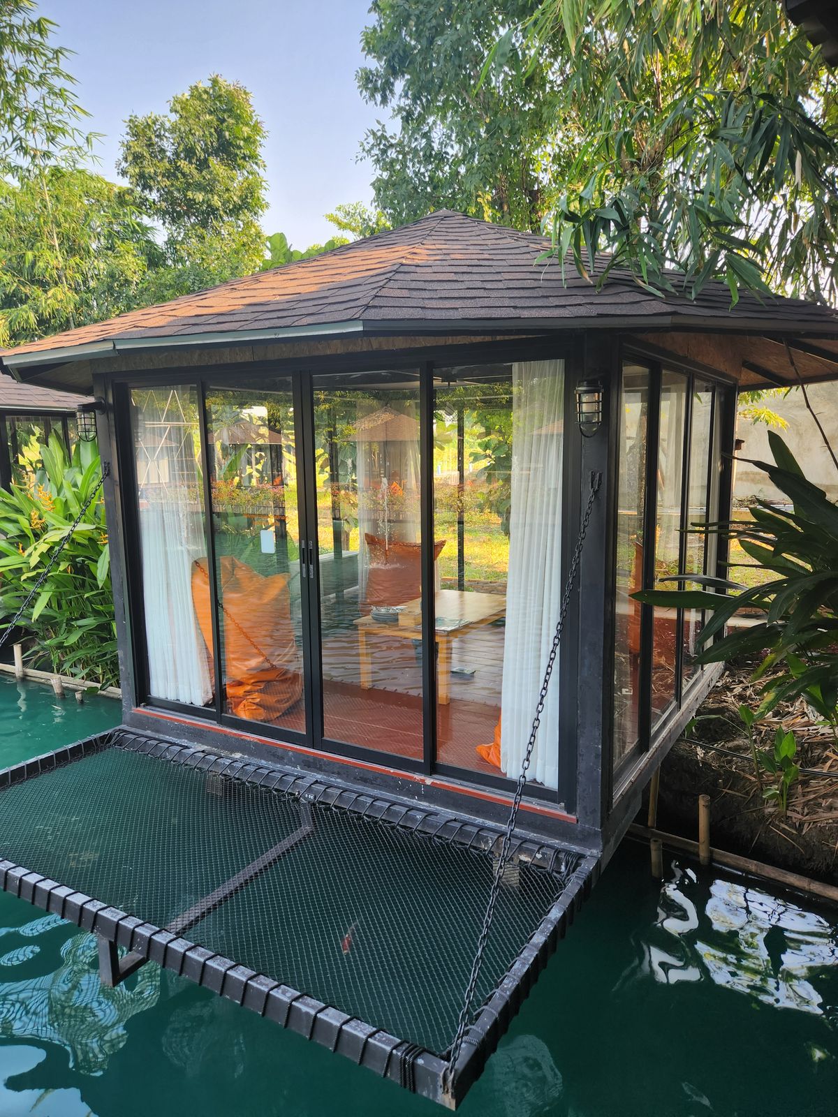 Manpai Sainam Cafe 建在水邊的玻璃獨棟包廂