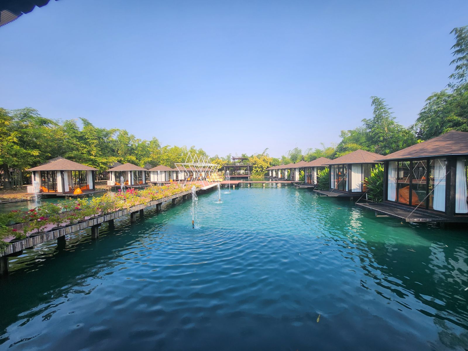 Manpai Sainam Cafe 兩側獨棟包廂與中央水景