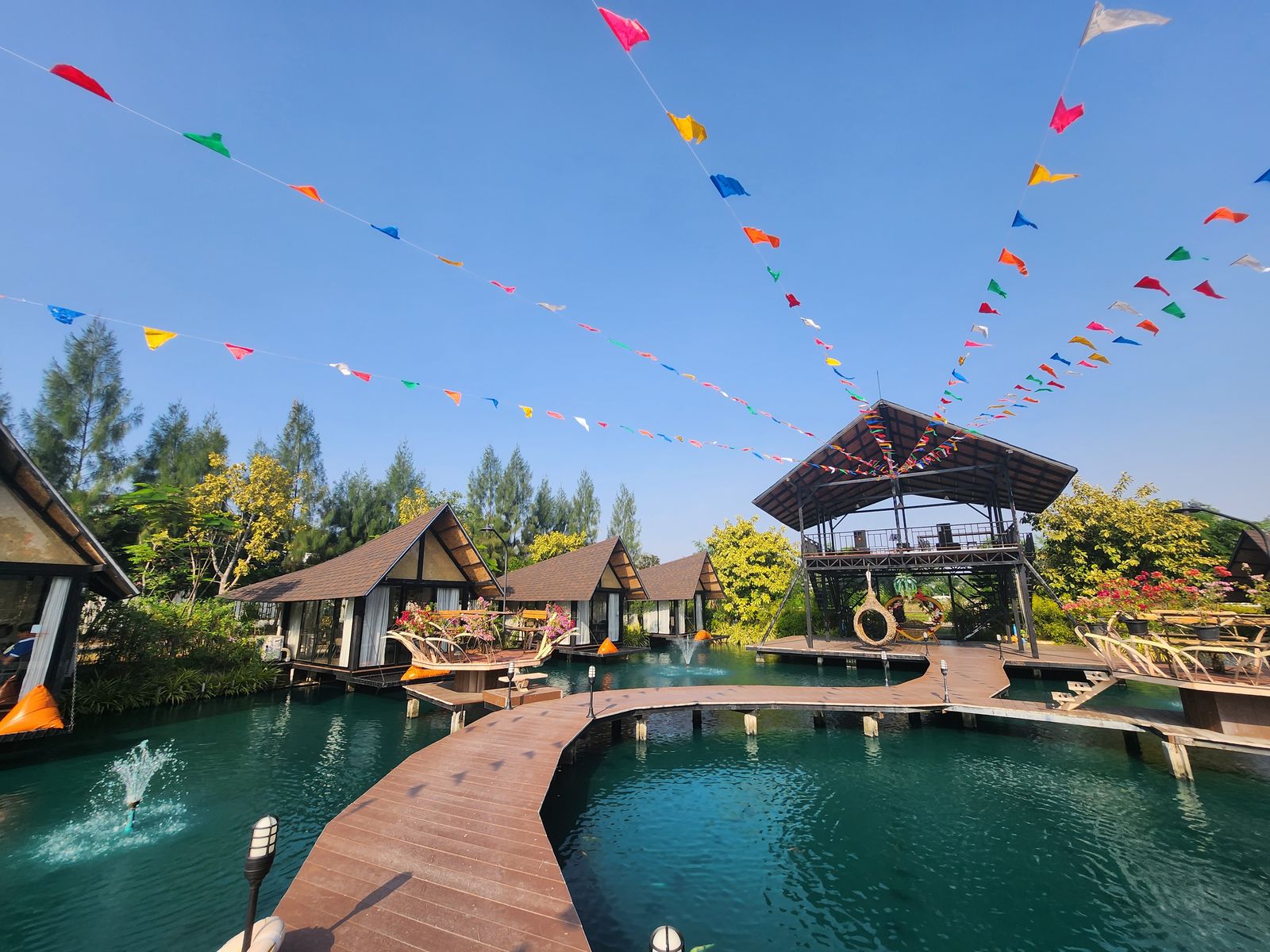 Manpai Sainam Cafe 中央步道與水上涼亭
