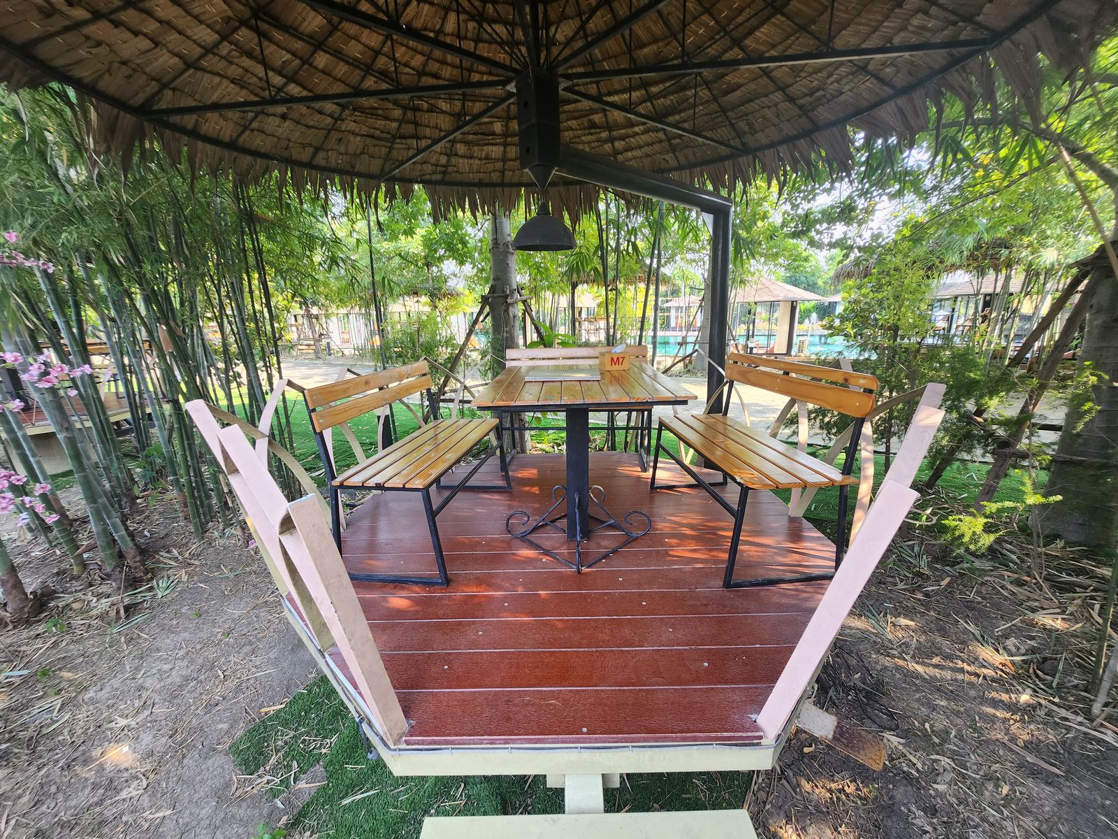 Manpai Sainam Cafe 樹蔭下的戶外座位區