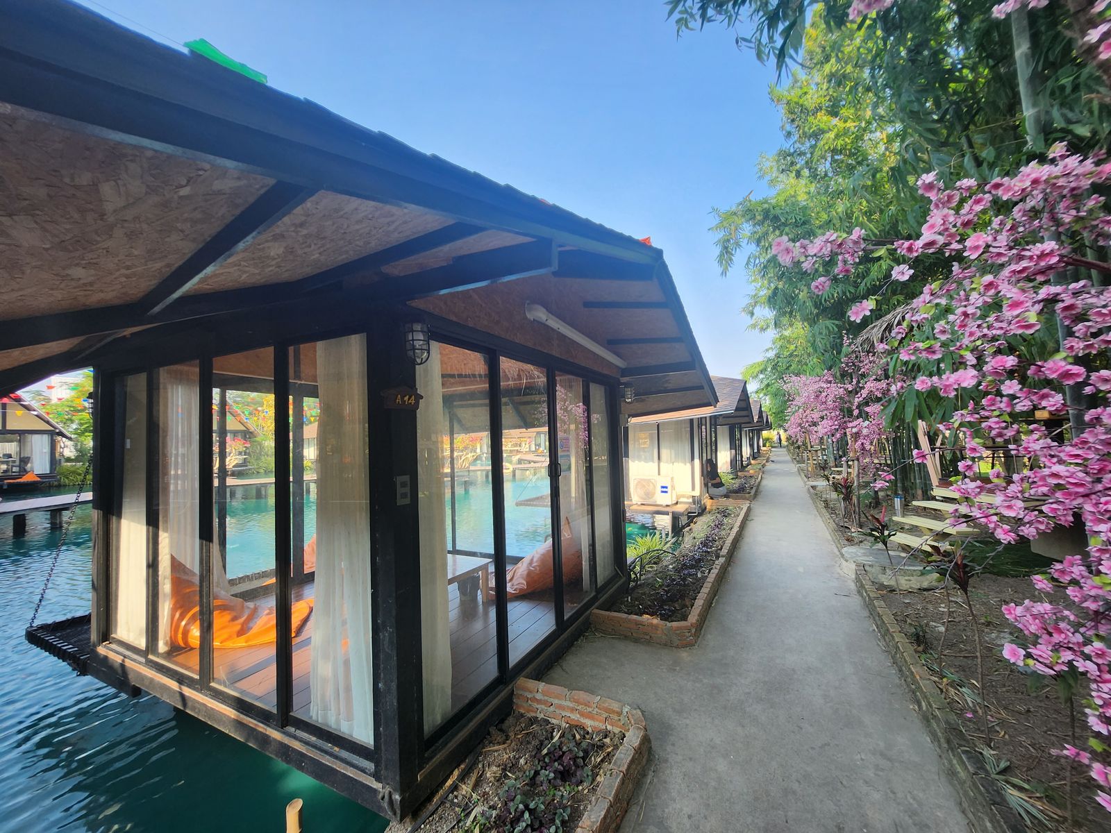 Manpai Sainam Cafe 獨棟冷氣包廂內部與水景