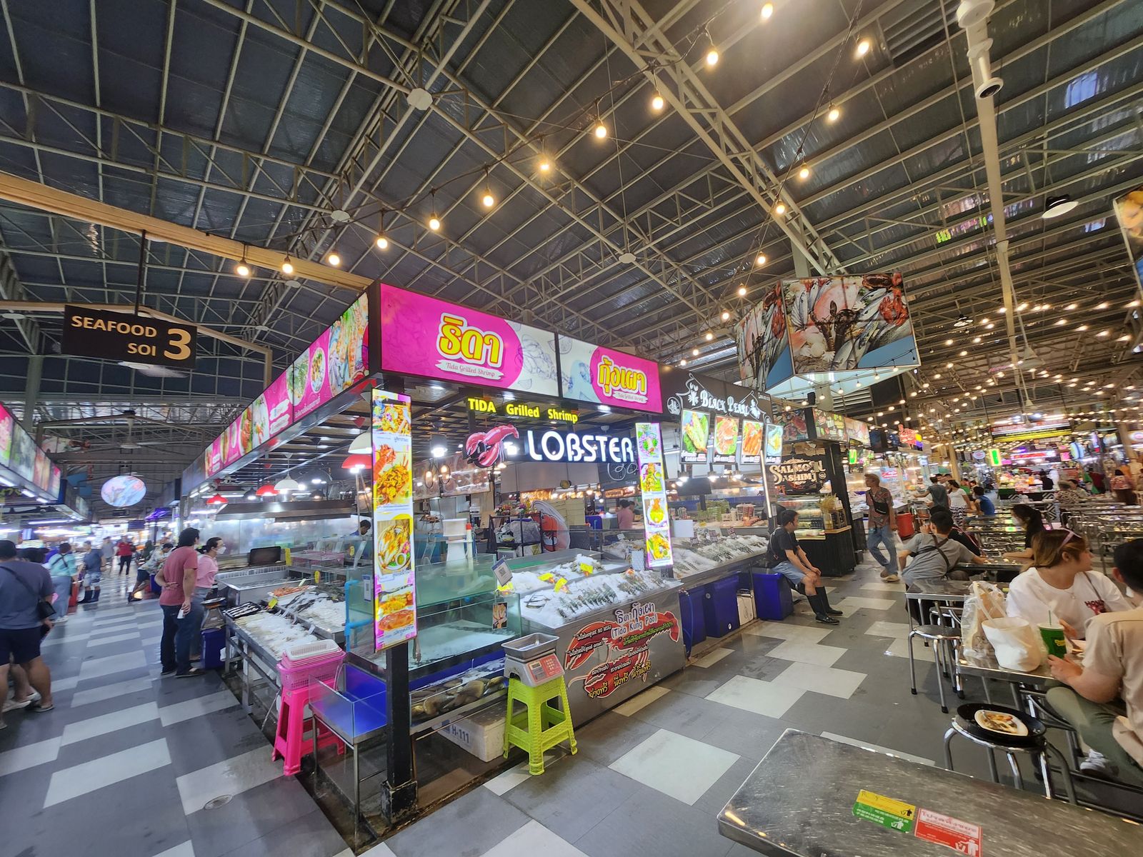 熟食攤旁的市場用餐區