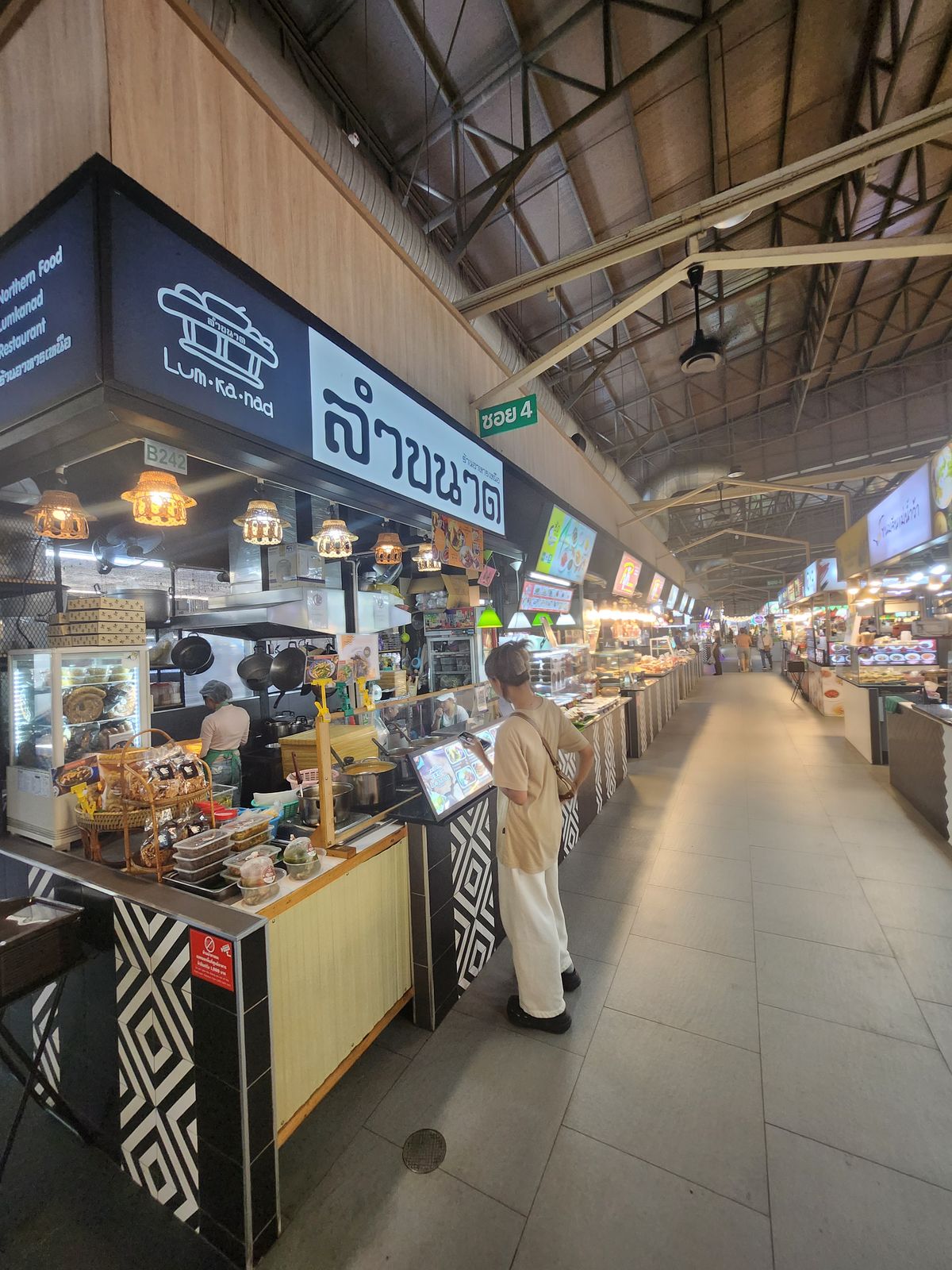 吞武里市場熟食餐廳攤位與走道