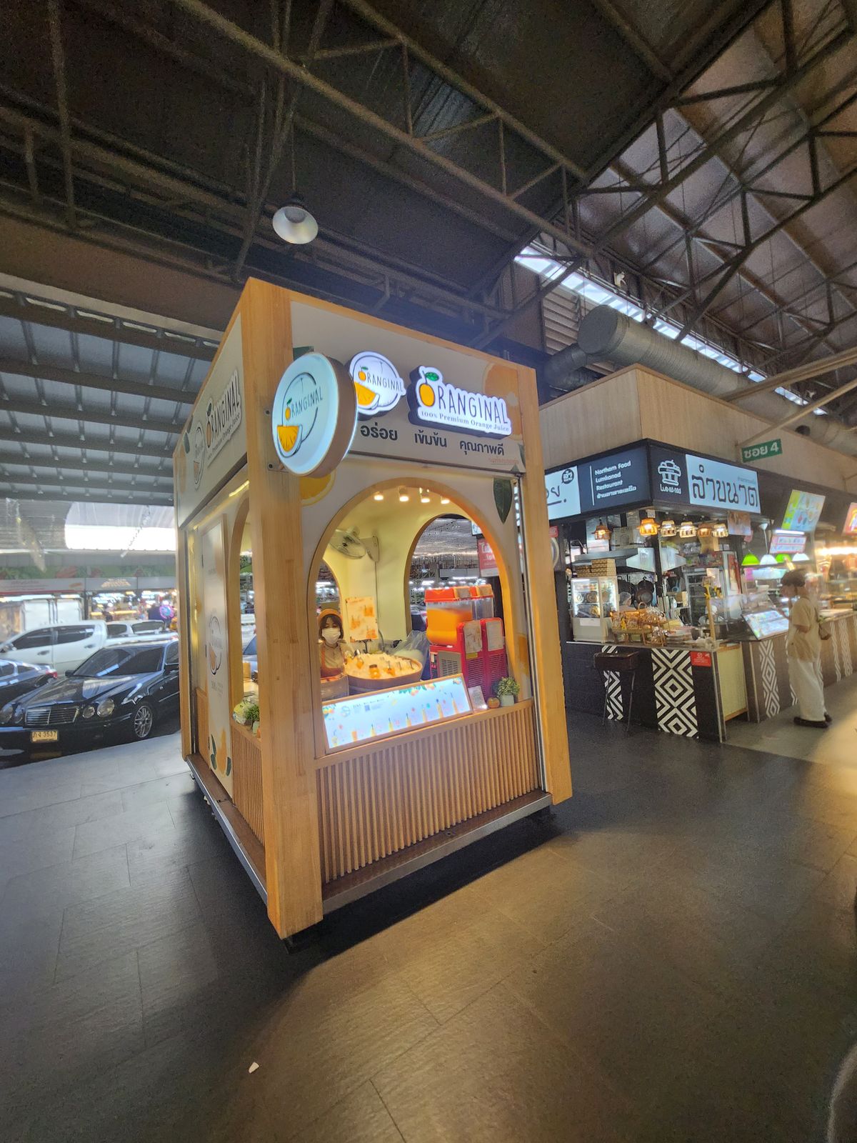 吞武里市場室內分區與店家招牌