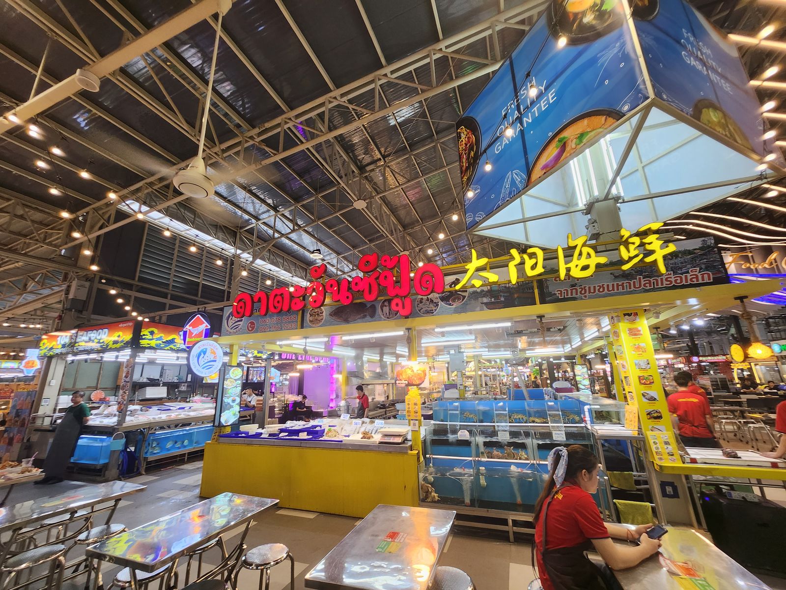 市場內整齊陳列的蔬果攤