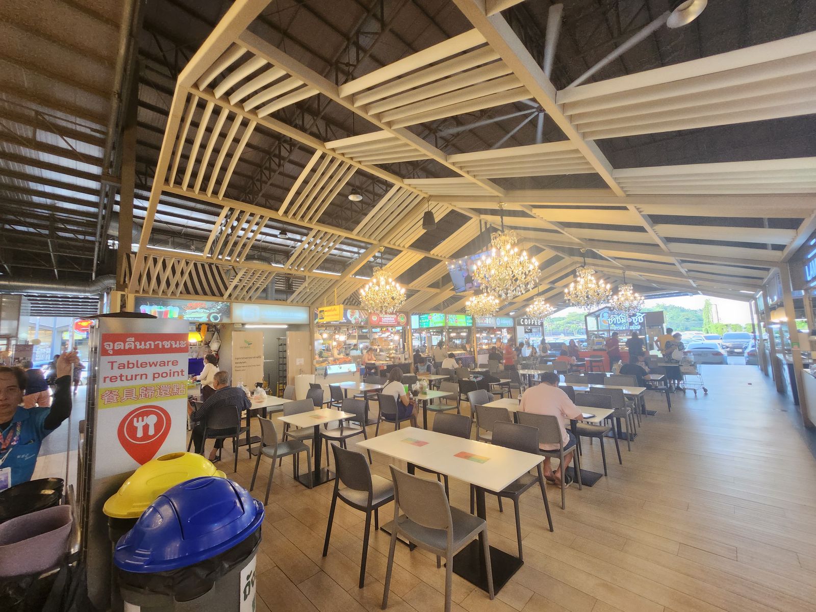 市場內寬敞的公共用餐座位