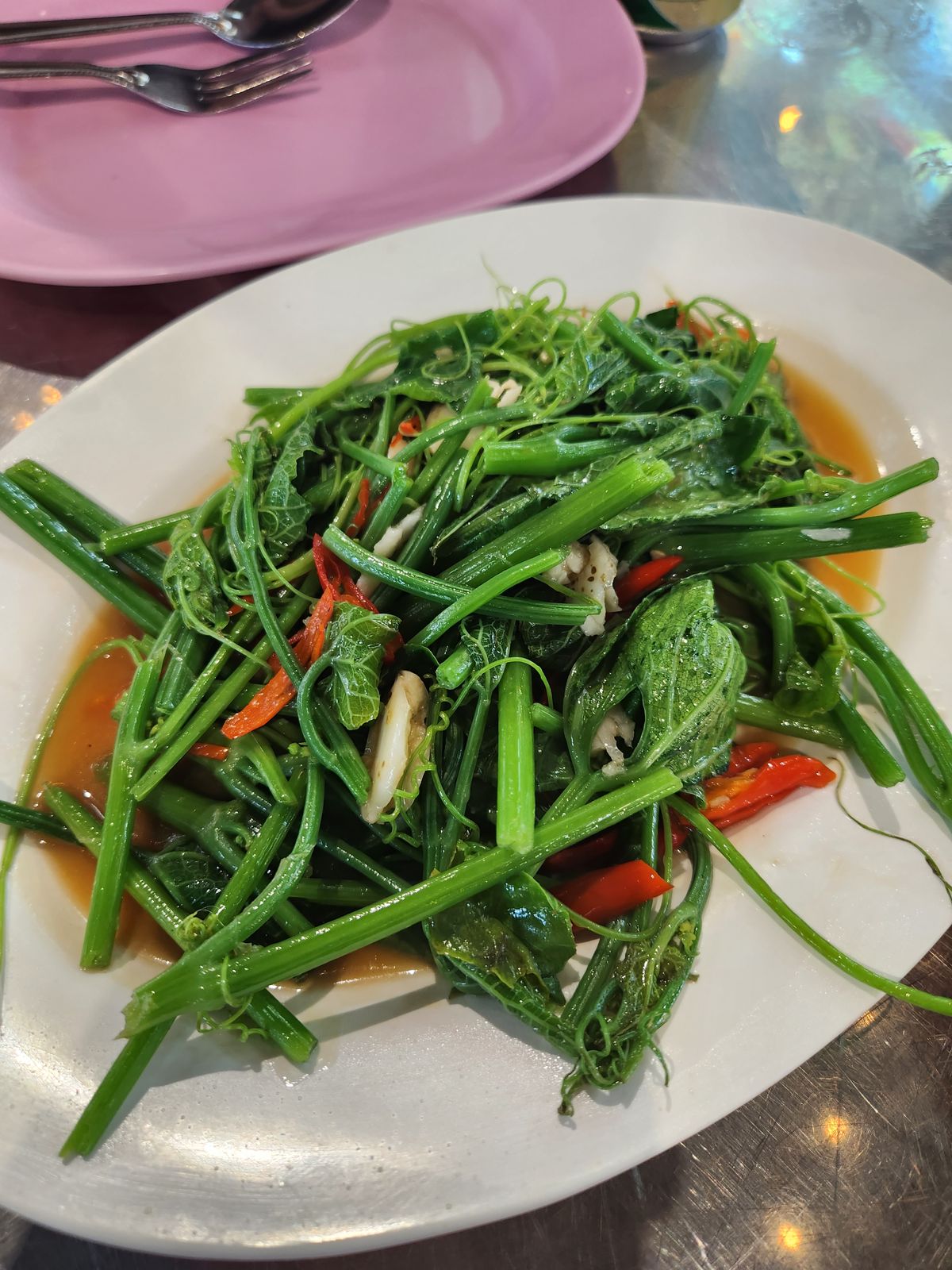 泰國市場餐廳現炒料理，點餐時可直接出示泰文需求