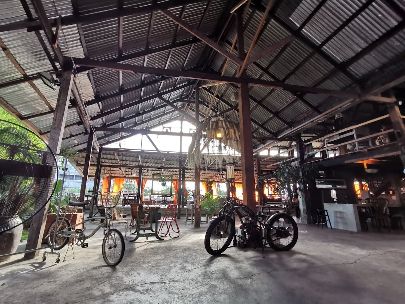 Baan Rim Naam Talat Noi 餐廳氛圍