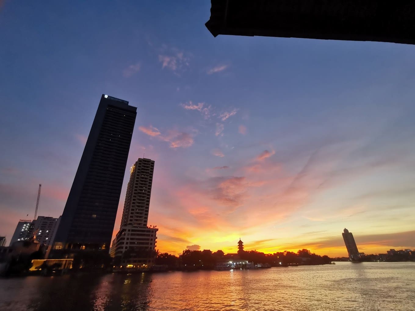 Baan Rim Naam Talat Noi 河畔夕陽餐廳