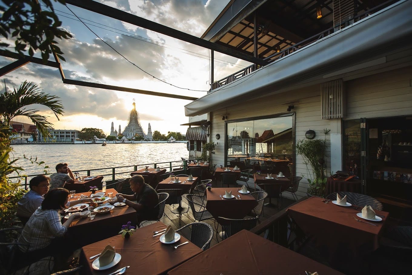 The Deck by Arun Residence 河畔夕陽與鄭王廟景色