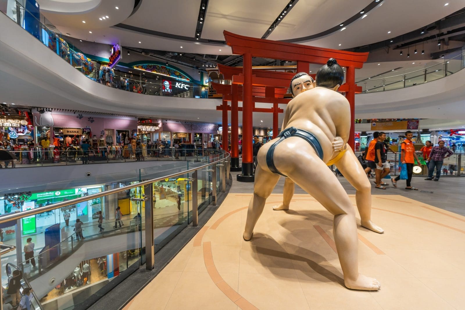 Terminal 21 Asok 室內以鳥居與相撲雕像呈現日本主題的商場空間