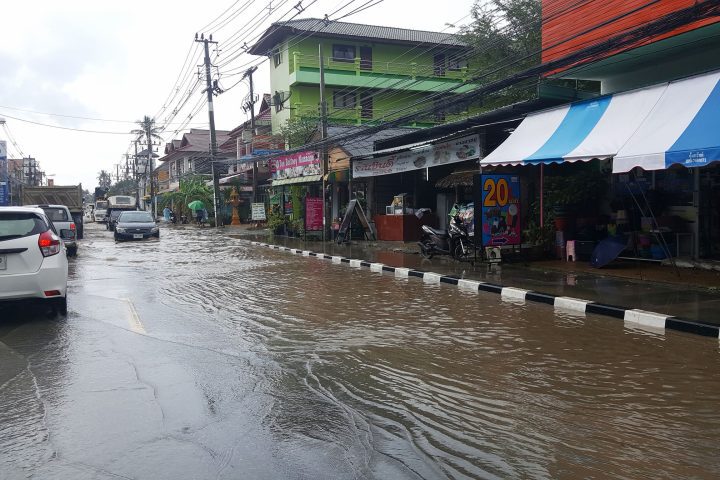 泰國遇到暴雨怎麼辦？曼谷淹水、交通中斷、出海取消完整自救攻略
