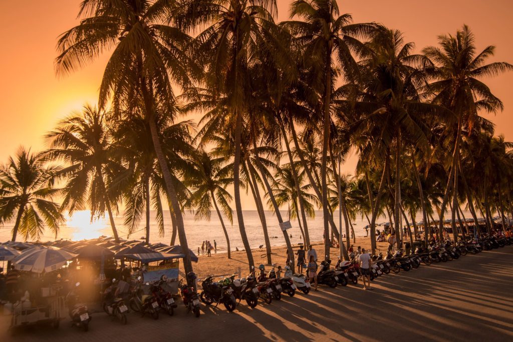 邦盛海灘 Bang Saen Beach 海邊椅與遮陽傘