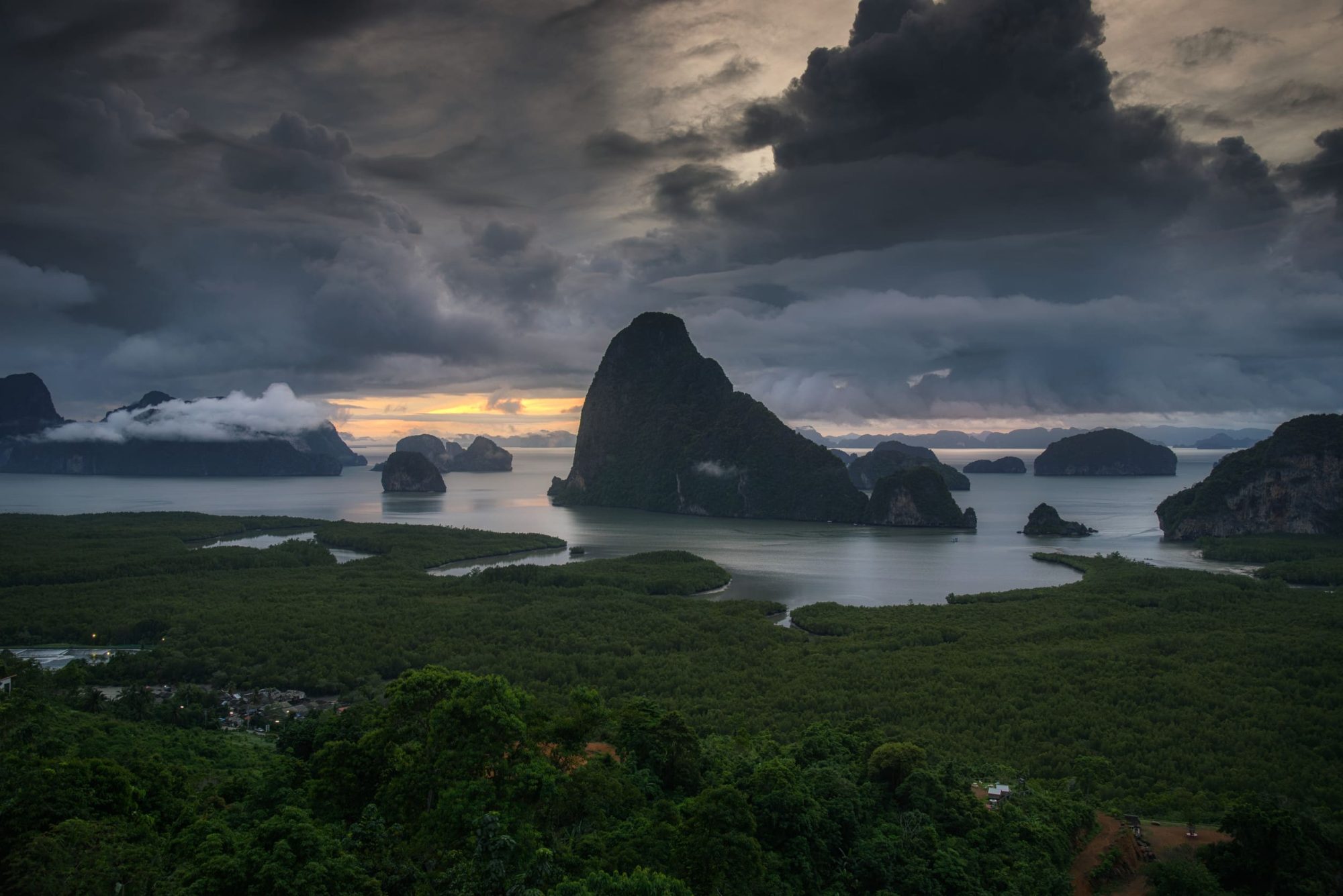 泰國南部海灣在季風雲層下的石灰岩島嶼與海面