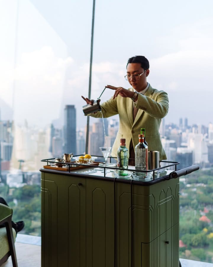 1970 Bar 復古酒杯與曼谷夜生活氛圍