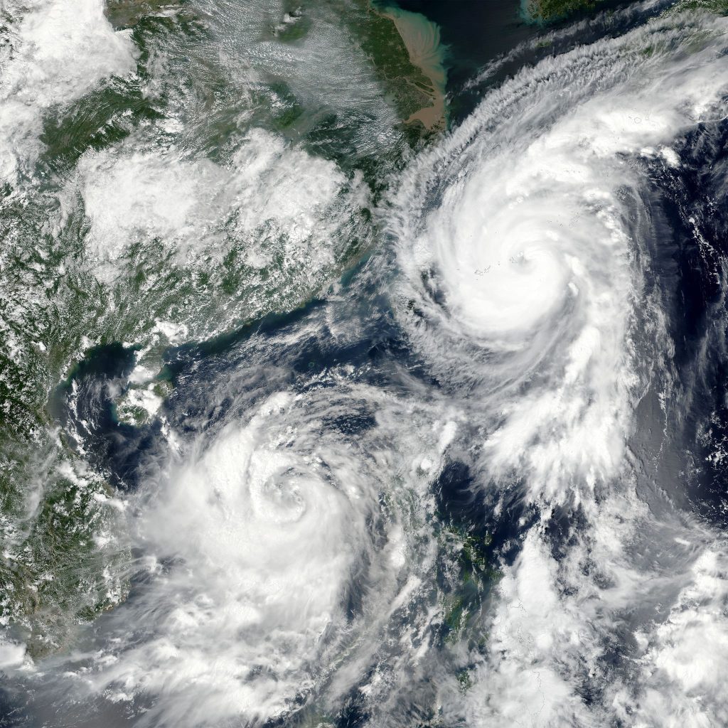 台灣飛泰國航班遇到颱風停飛，旅客在機場查看航班異動與取消資訊情境