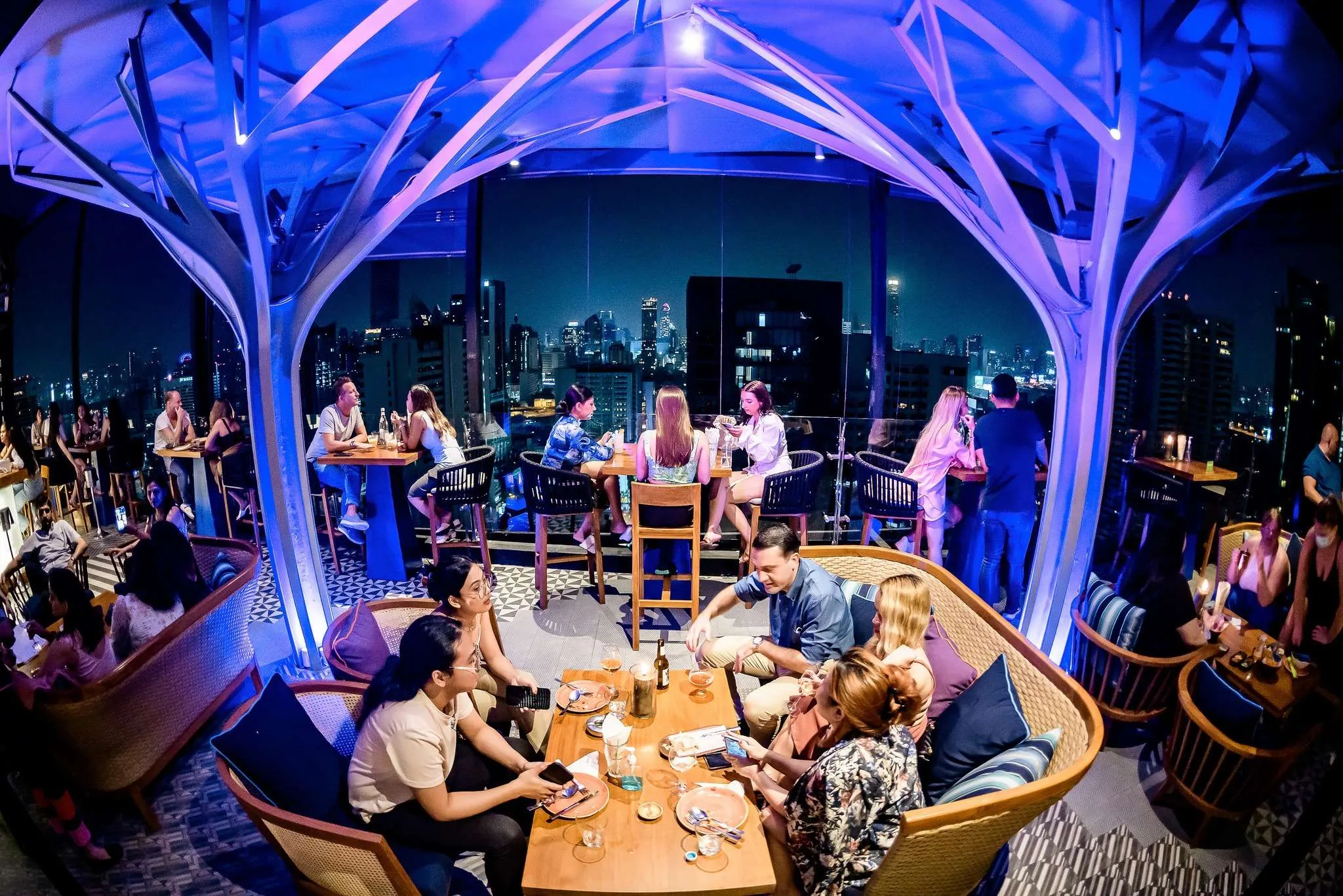 曼谷 Above Eleven 天空酒吧綠意裝潢與夜生活氛圍