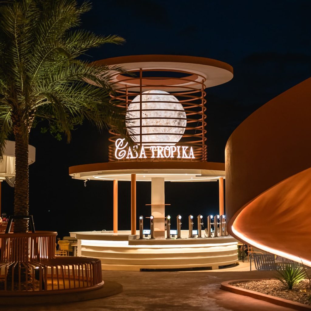 Casa Tropika Bangsaen 充滿粉紅夢幻多巴胺色彩的布達佩斯大飯店風格外牆