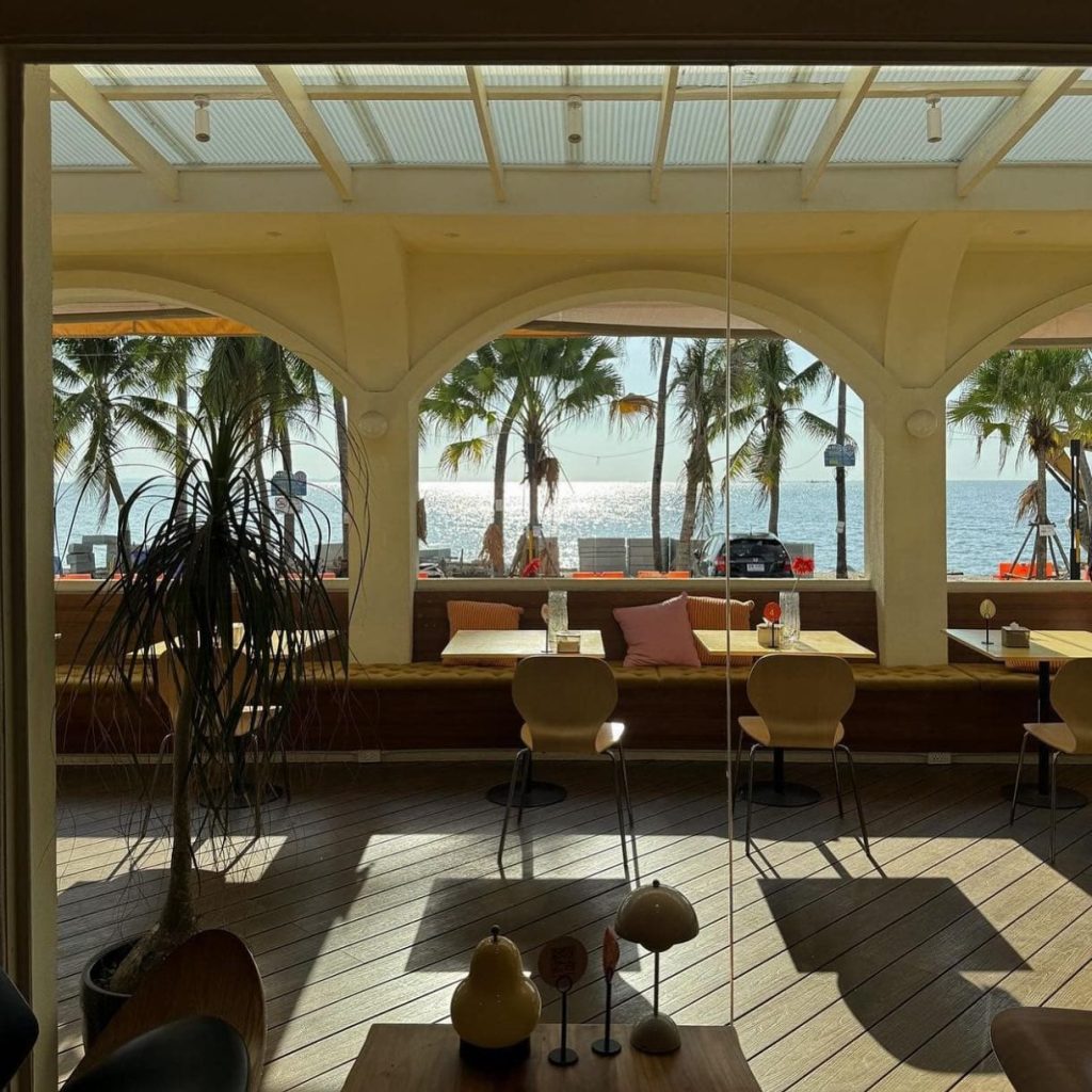PEEPS Breakfast and Bar 泰國邦賢海灘Wonnapha Beach海景第一排極簡溫馨木質調室內空間