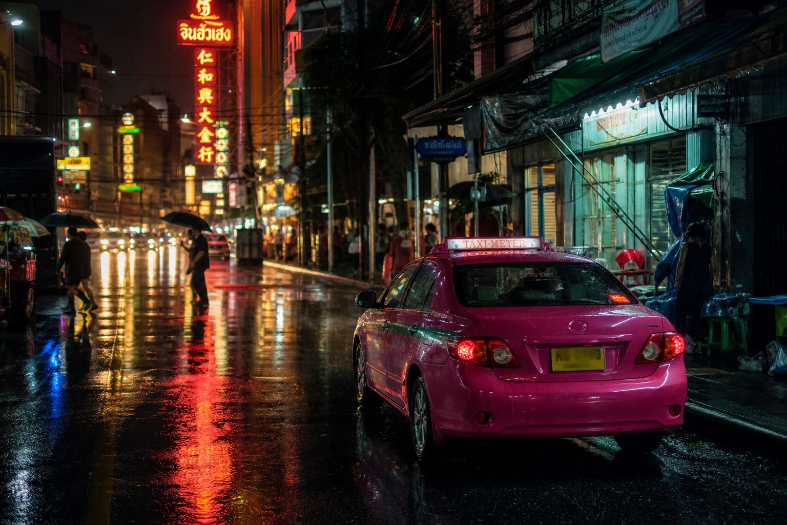 雨夜泰國市區計程車