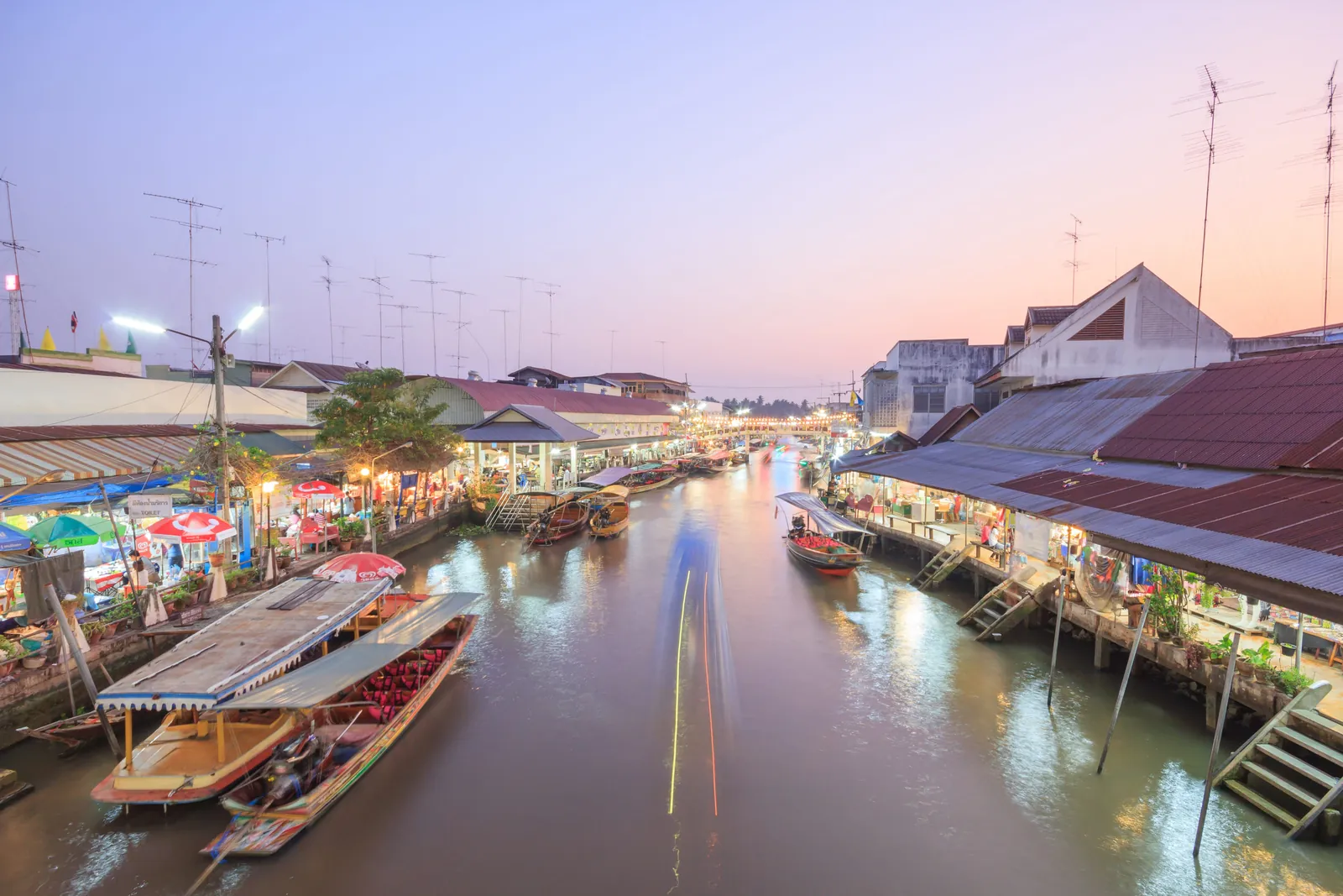 安帕瓦水上市場入夜河道與店家