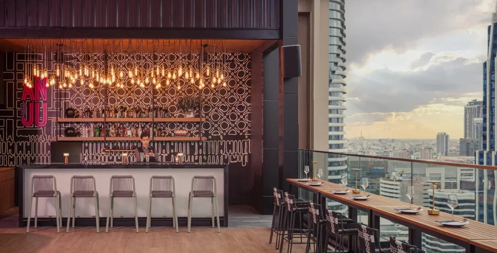 曼谷 ANJU Rooftop Bar 高空酒吧夜間座位區