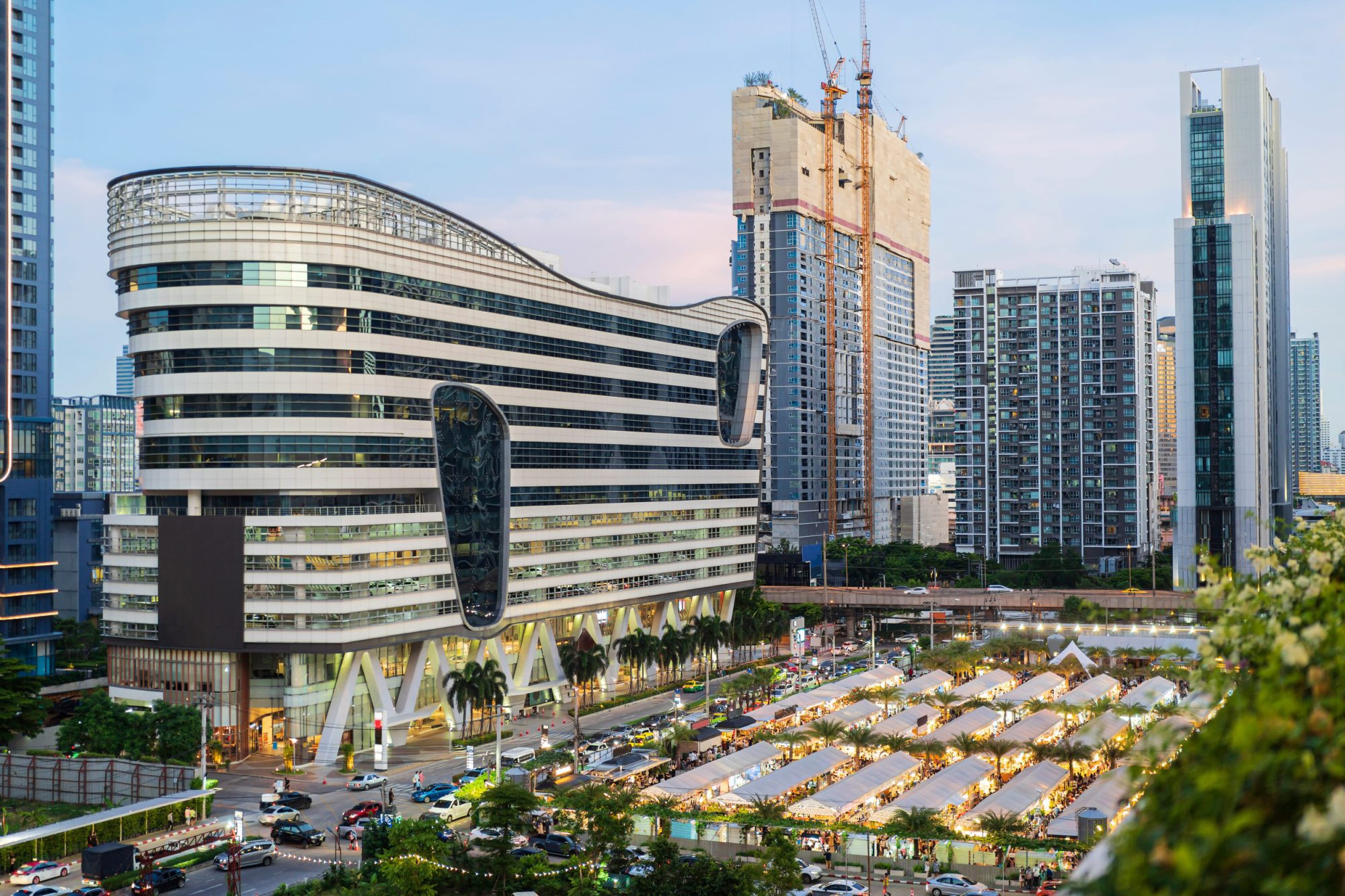 曼谷 JODD FAIRS 夜市攤位與夜間燈光