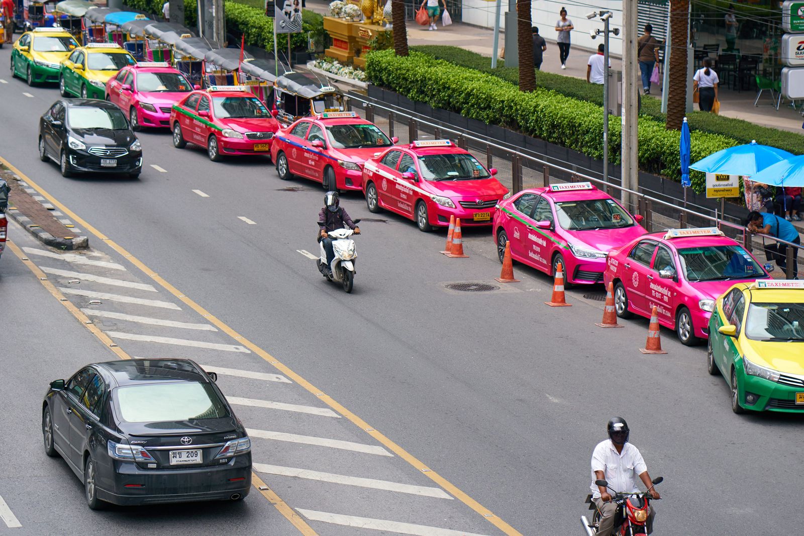 曼谷路邊排隊的粉紅與黃綠計程車
