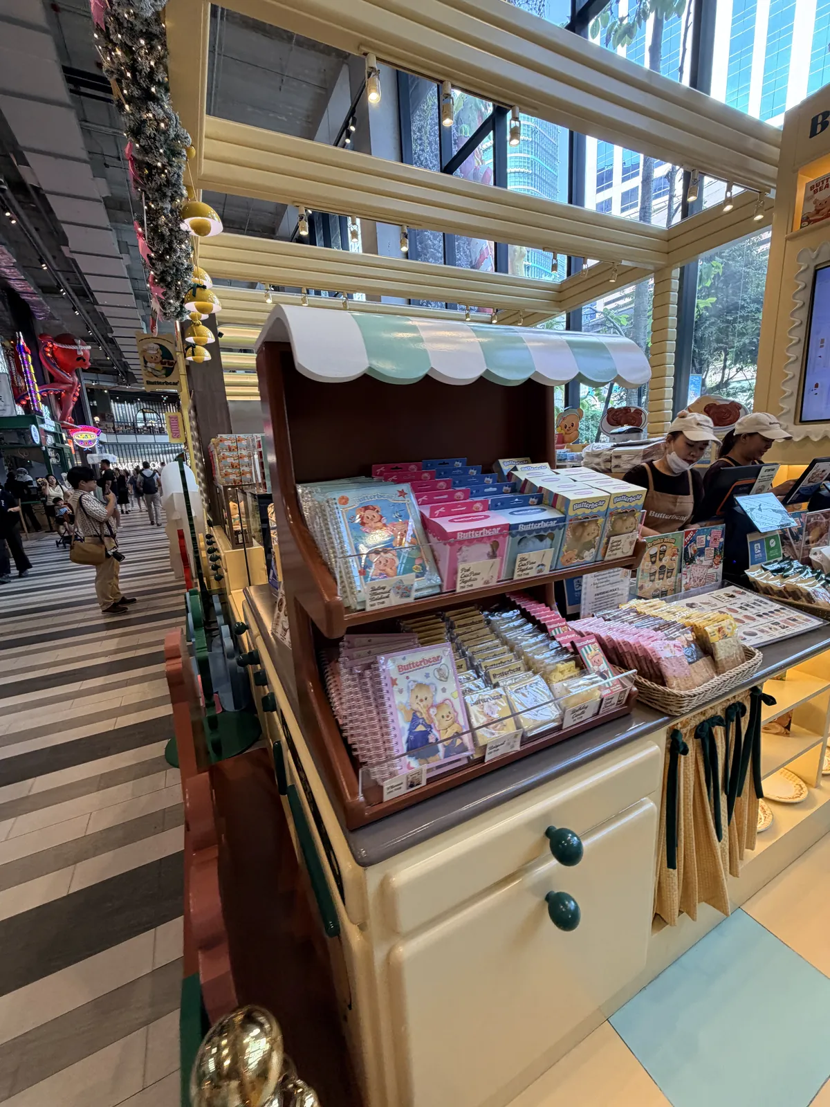 曼谷 Butterbear 店內烘焙點心與包裝商品櫃位