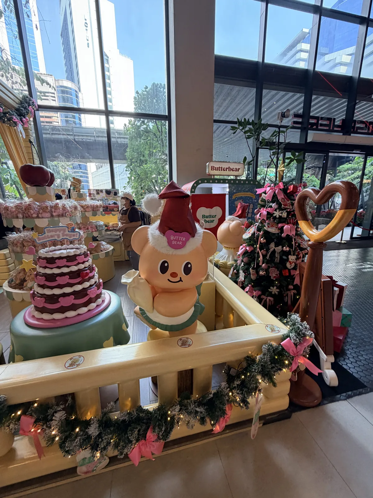 Emsphere Butterbear 店內奶油小熊蛋糕與節慶主題展示