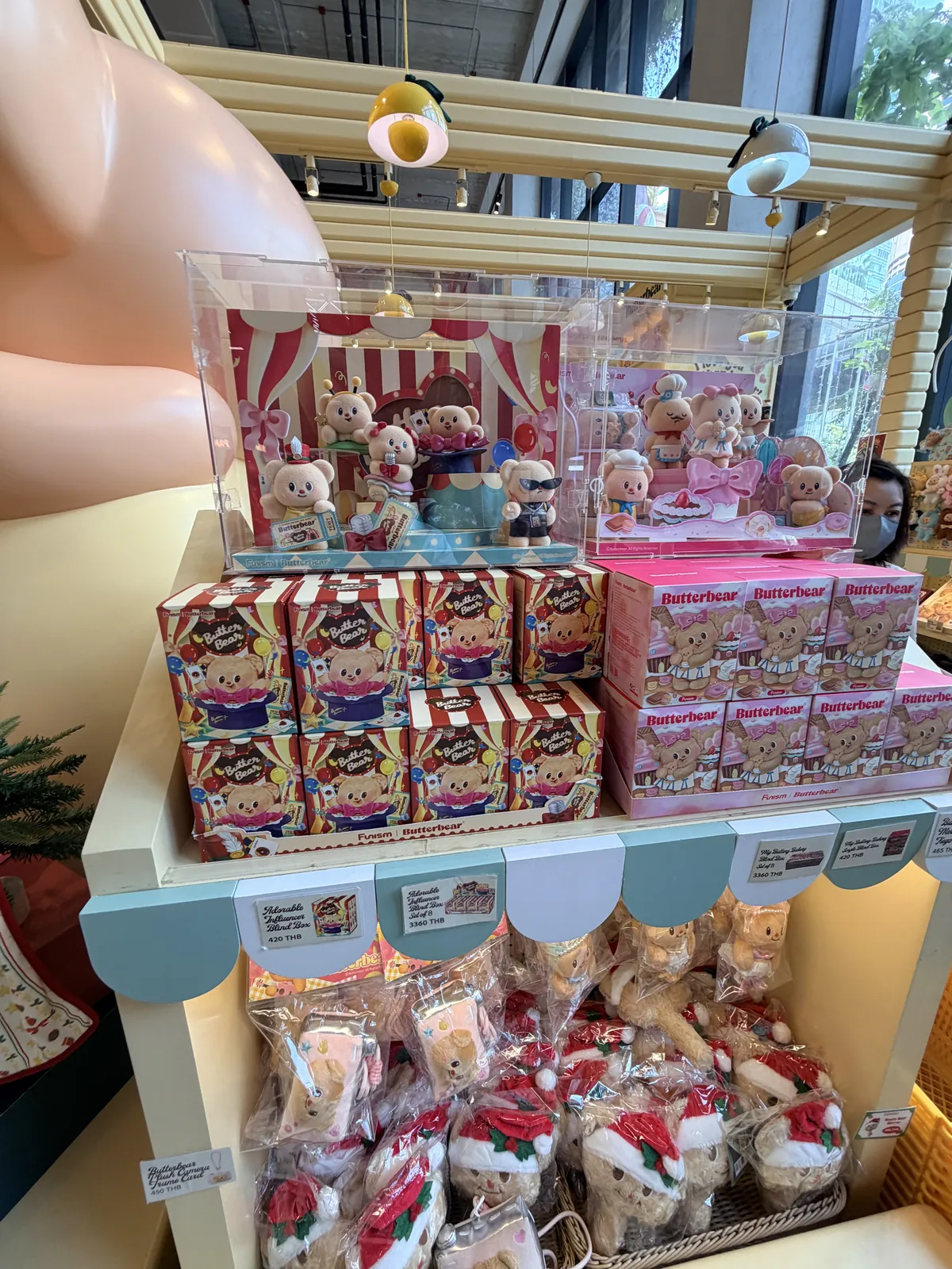 Emsphere Butterbear 旗艦店玩偶與彩色周邊商品陳列