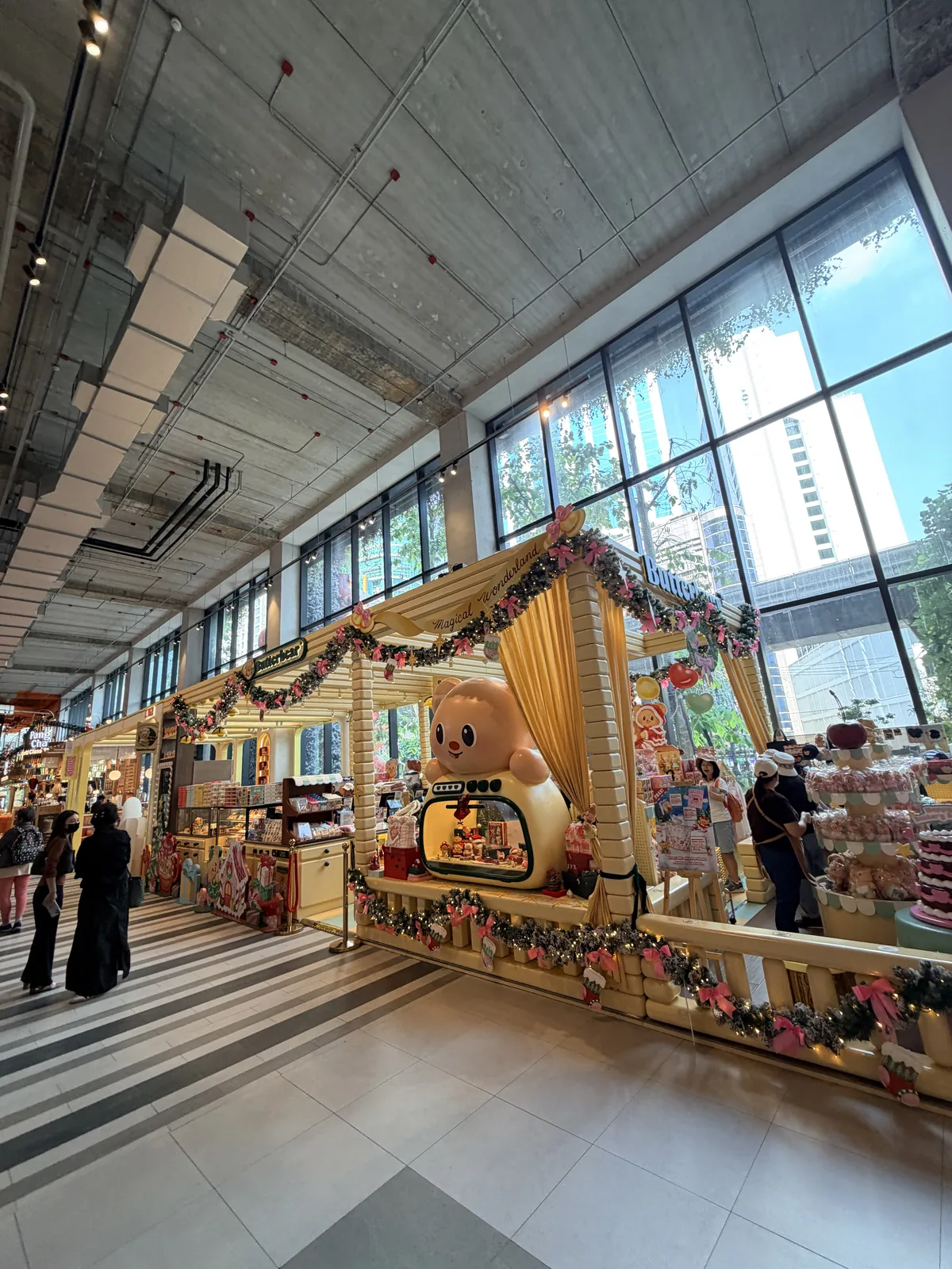 曼谷 Emsphere Butterbear 旗艦店木屋造型店面與商品區