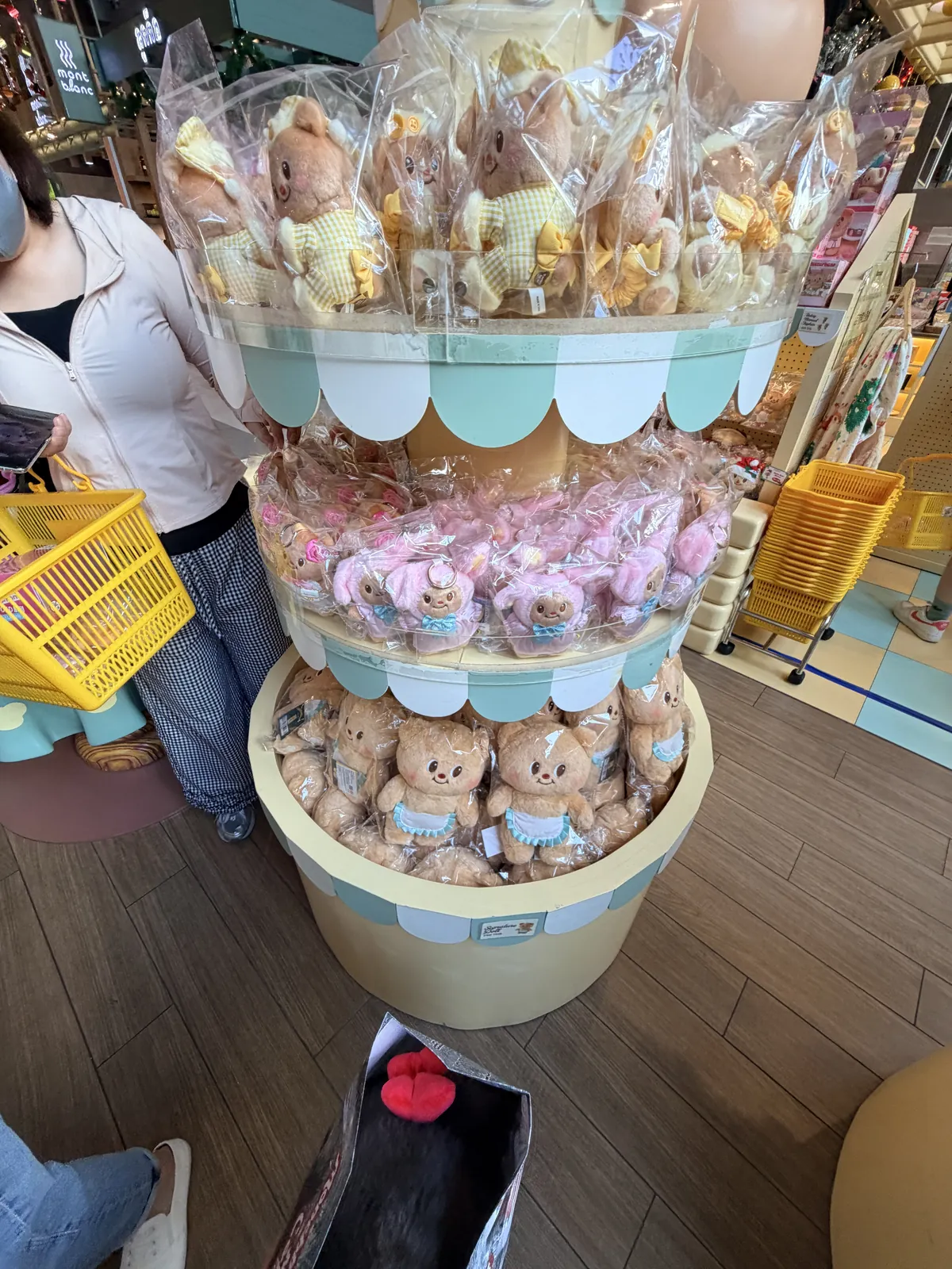 Butterbear 店內滿架奶油小熊絨毛玩偶與吊飾
