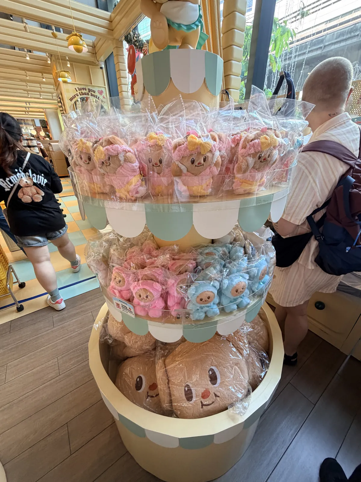 Butterbear 奶油小熊絨毛吊飾與玩偶商品架