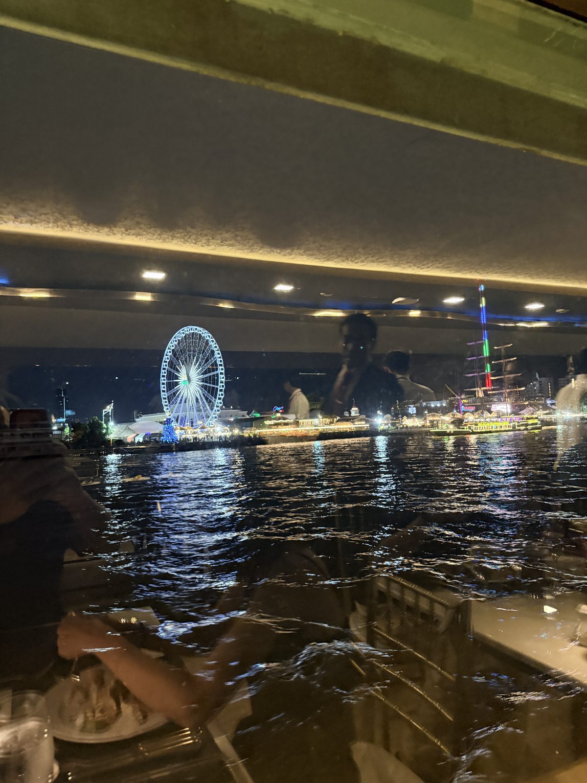從香格里拉地平線號晚餐遊船大觀景窗眺望Asiatique河濱夜市的巨型摩天輪