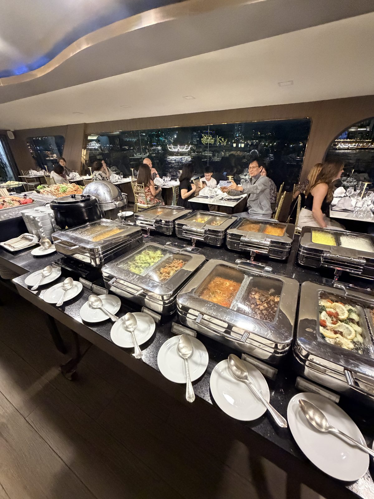曼谷香格里拉地平線號遊船船艙內整潔奢華的熱食自助餐取餐區