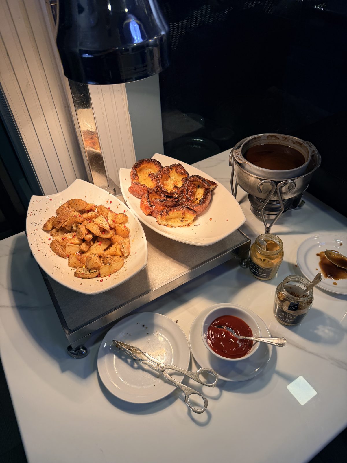 地平線號遊船晚餐自助餐上無限量供應的冰鎮新鮮生蠔