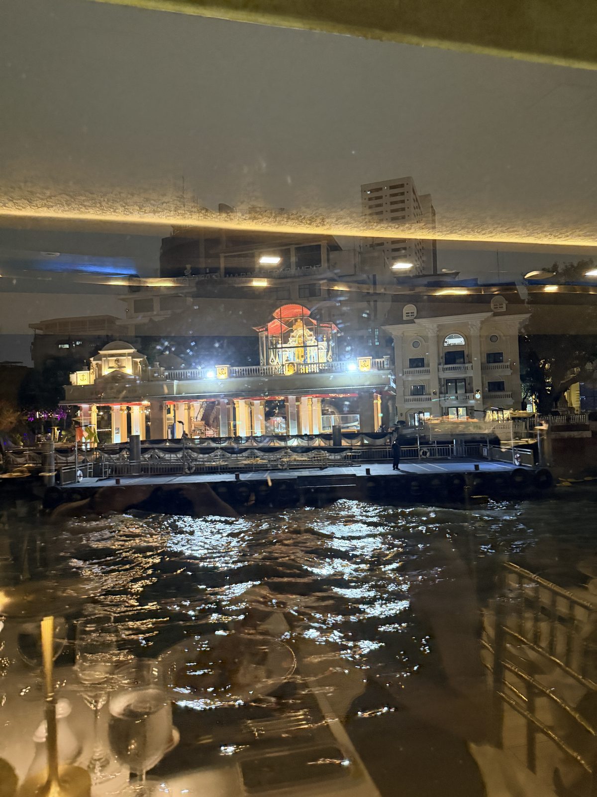 從地平線號晚餐遊船甲板遠眺點亮黃金燈光的拉瑪八世大橋