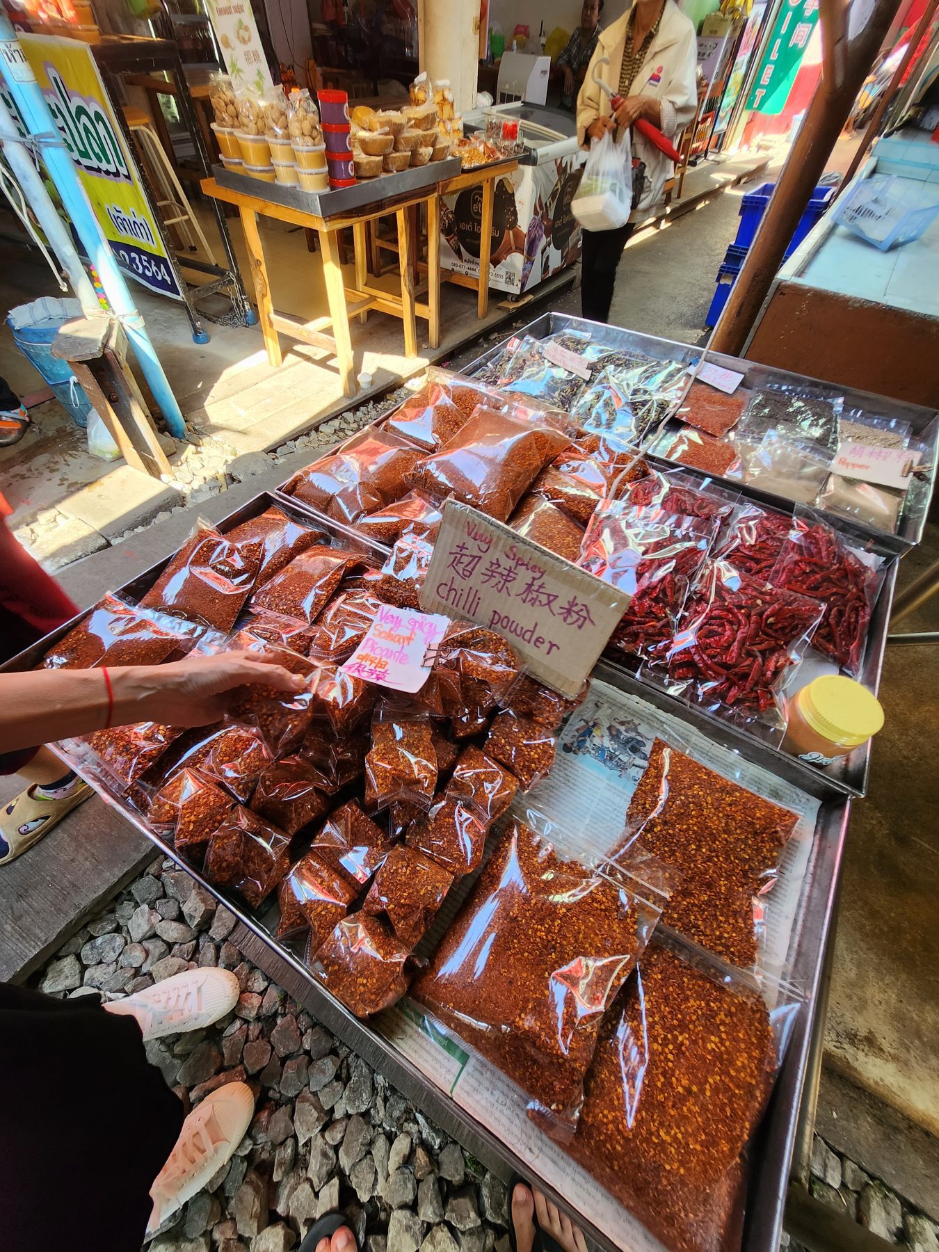 美功鐵道市場鐵軌旁的熟食與在地食材攤位