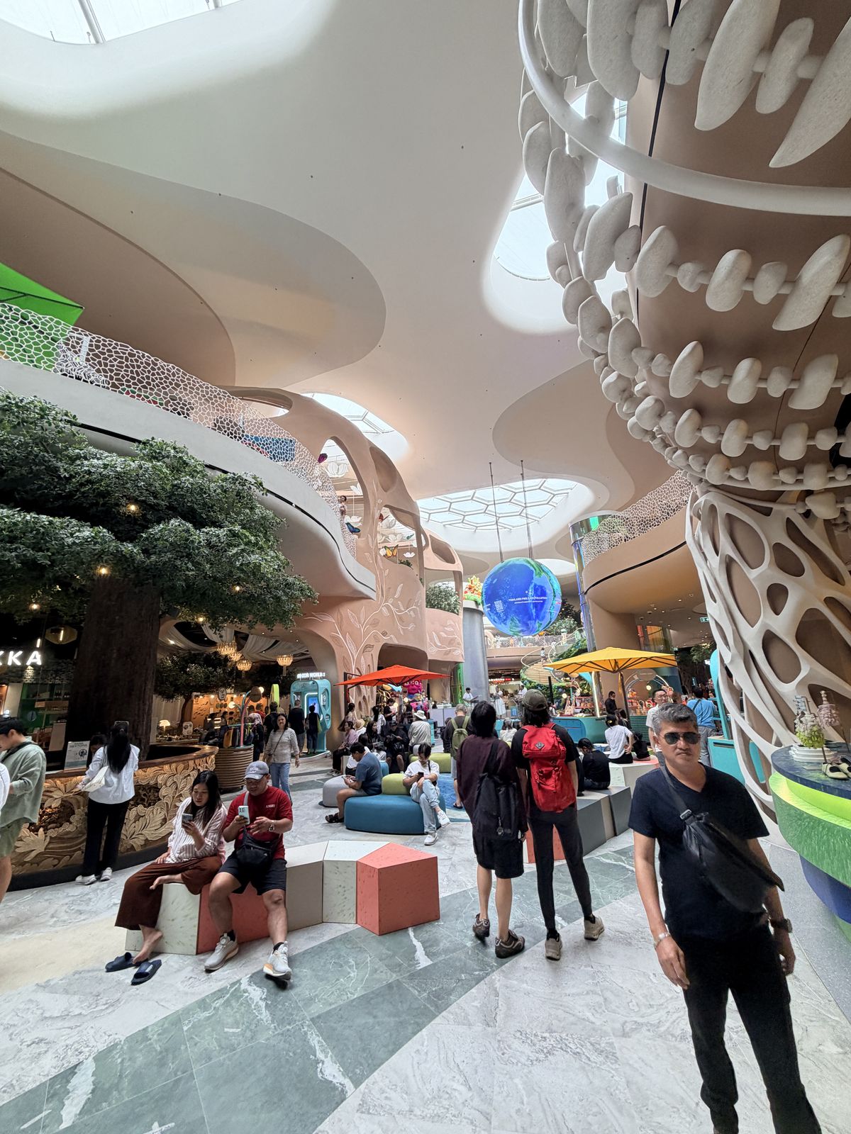 暹羅百麗宮 NEXTOPIA 中庭全景,數位地球與有機造型建築