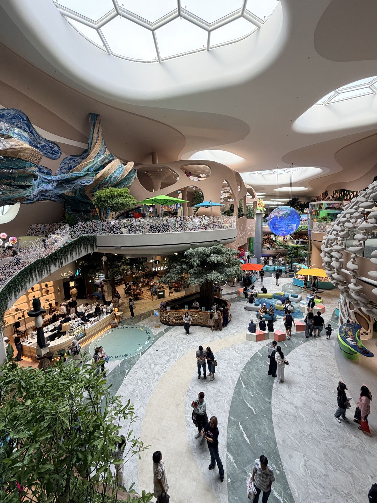 NEXTOPIA 中庭樹景、彩色座椅與樓層動線