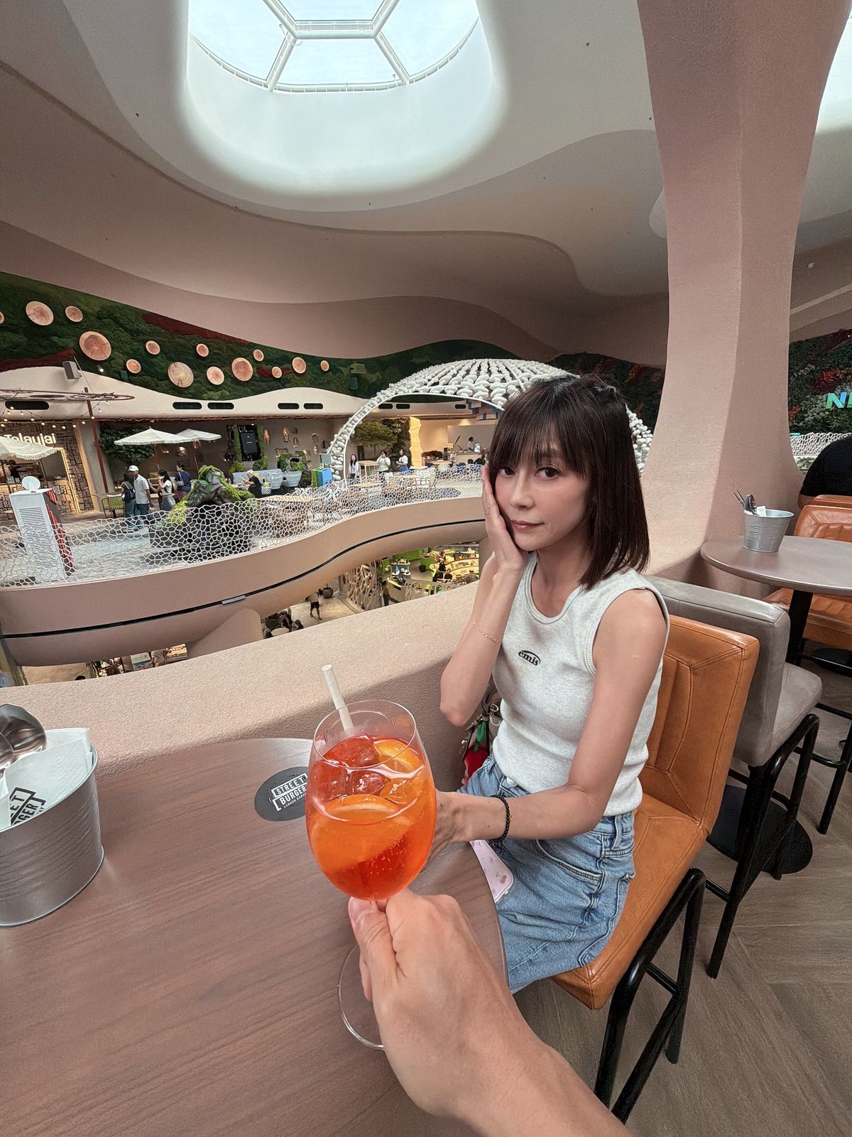 NEXTOPIA 餐飲區的莓果氣泡飲