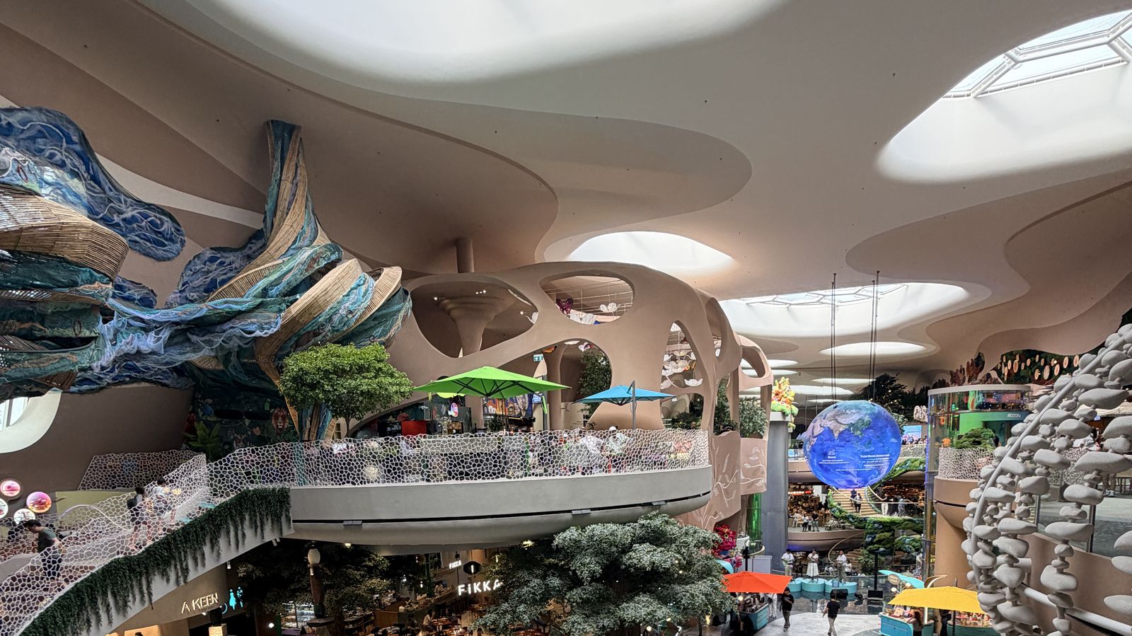 暹羅百麗宮 NEXTOPIA 中庭 16:9 全景,天窗、植栽與未來感建築