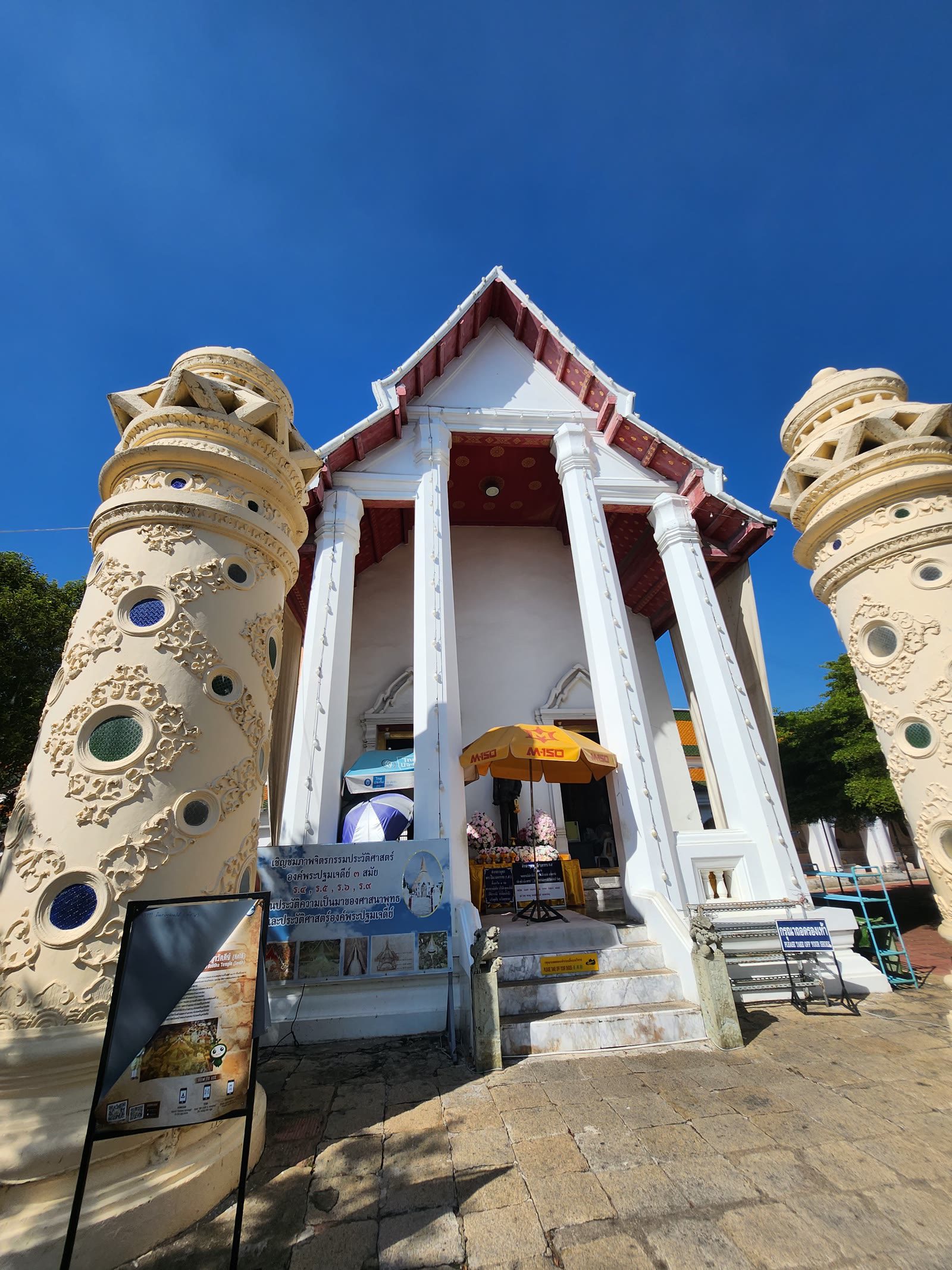 佛統大塔周圍的鐘樓建築