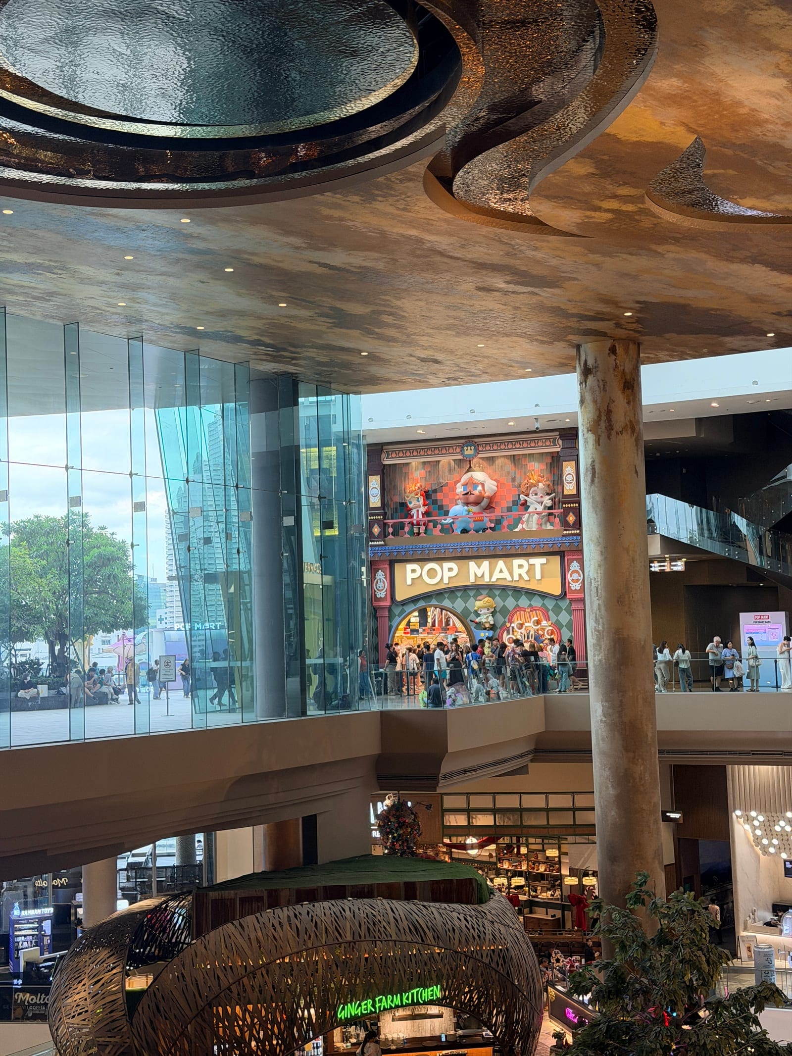 POP MART ICONSIAM 店面入口與高挑門面實拍